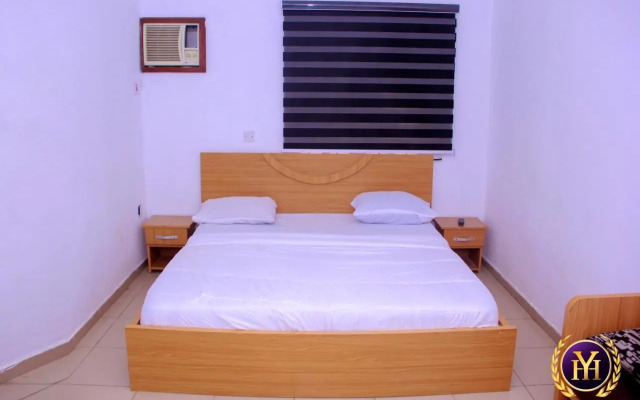 Yais Hotel and Suites