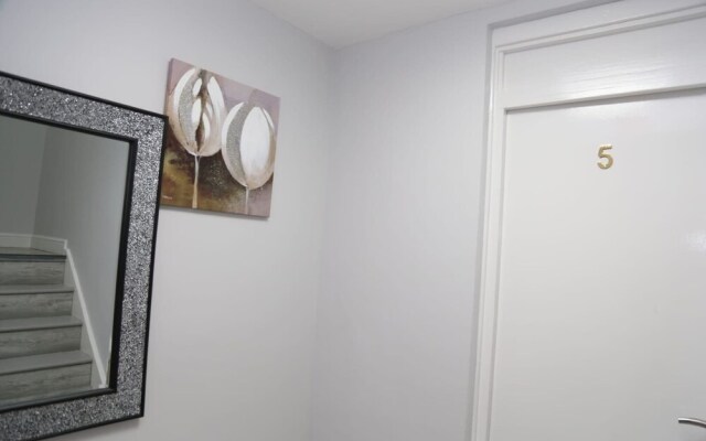 Room in House - A A Guest Room8