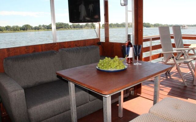 Hausboot Demmin an der Peene