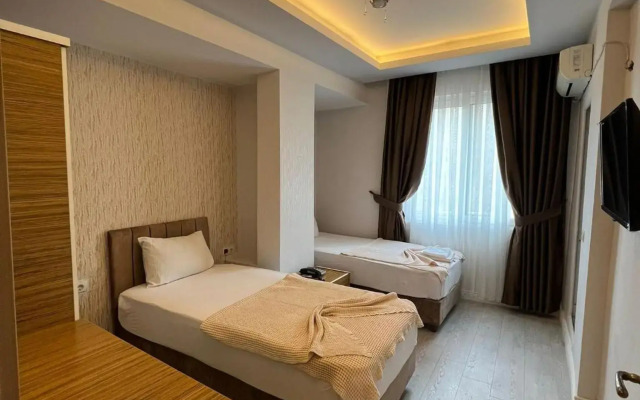 Grand Black Hotel