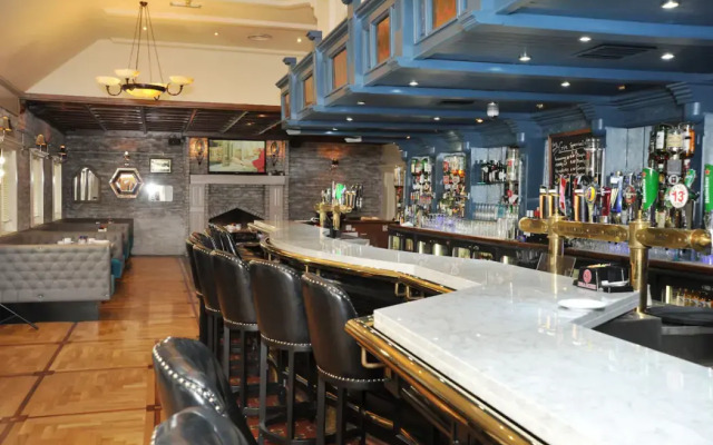 Treacys Oakwood Hotel