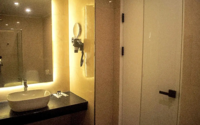 Hevea Hotel & Resort