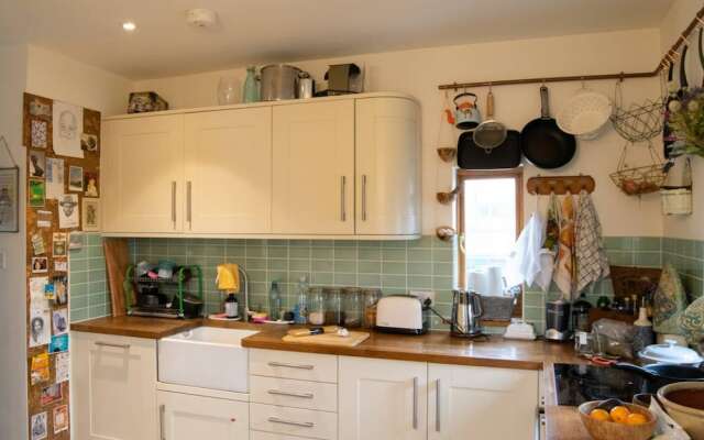 Unique 3 Bedroom Water Tower Home Close To Tube