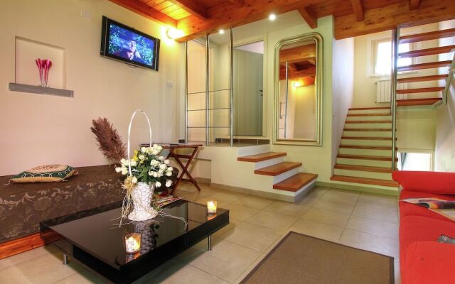 Luxurious Villa in Monte San Savino with Jacuzzi