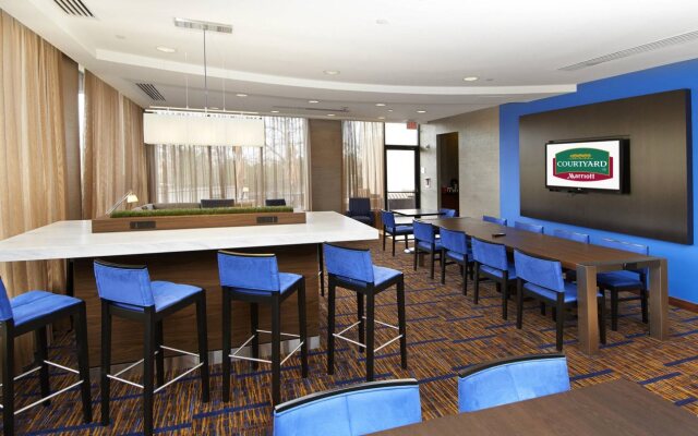 Courtyard By Marriott Shelton