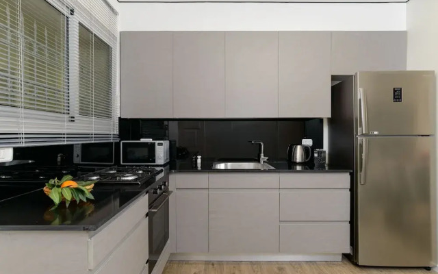 Design & Veranda next to Mahane Yehuda Market by FeelHome