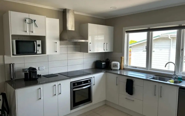 Spacious 2BR Home in the Suburbs