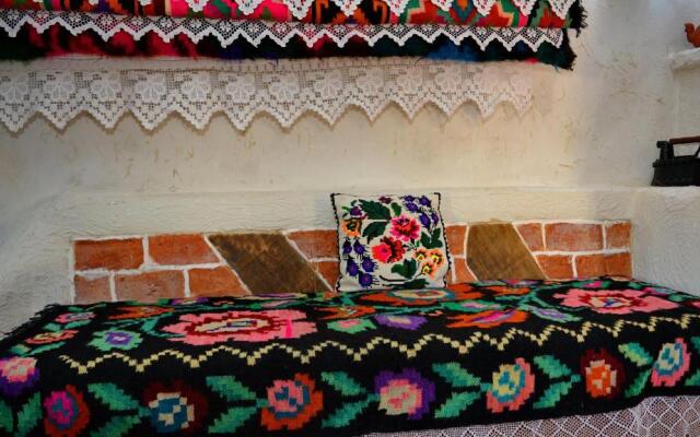 Casa Colț din Maramureș - Old Traditional House