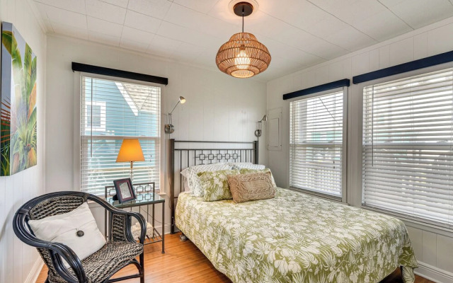 Pet-friendly Galveston Home - Walk to Beaches!