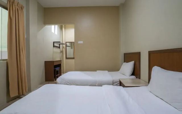 OYO 90576 Holiday Dive Inn