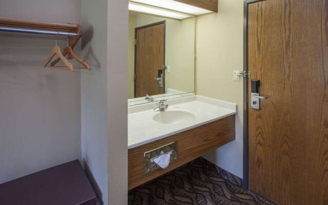 Super 8 by Wyndham Dwight