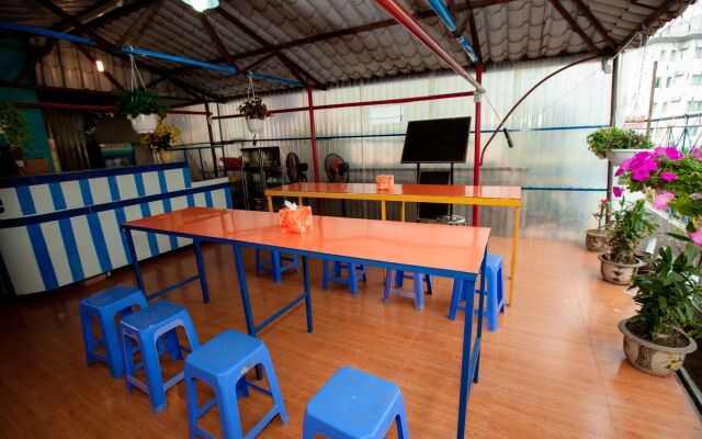 Halong Party Hostel