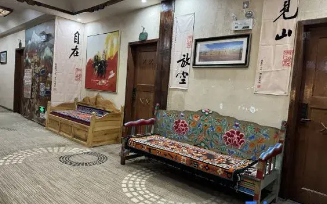 Lazy Boy Hotel（Adin Gate Site）