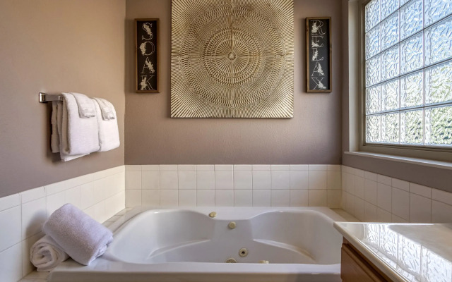 Irresistible Retreat w Pool Hot Tub Arcade