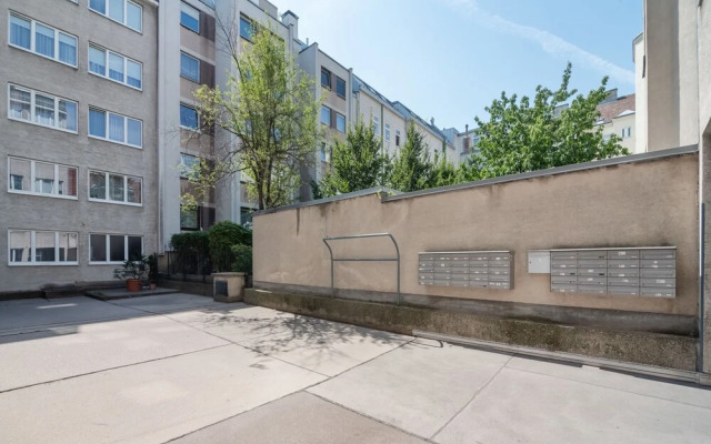 Quiet Penthouse apartment close to Stadthalle