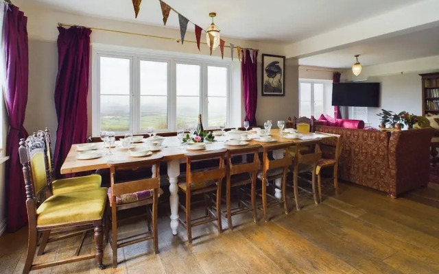 Country House-14guests-parking-hottub-amazingviews