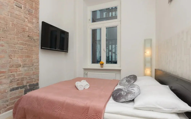 Warsaw Radna Apartment by Renters