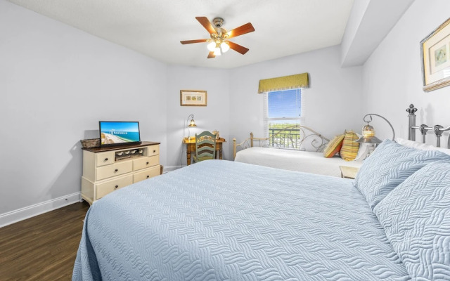 Palacio Condos by Hosteeva