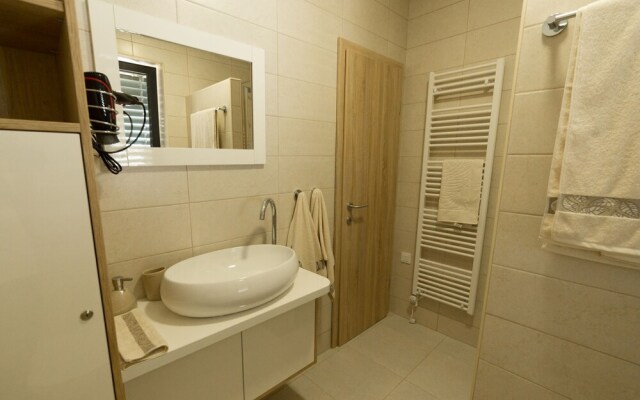 Apartmaji Banonia Stork Flight