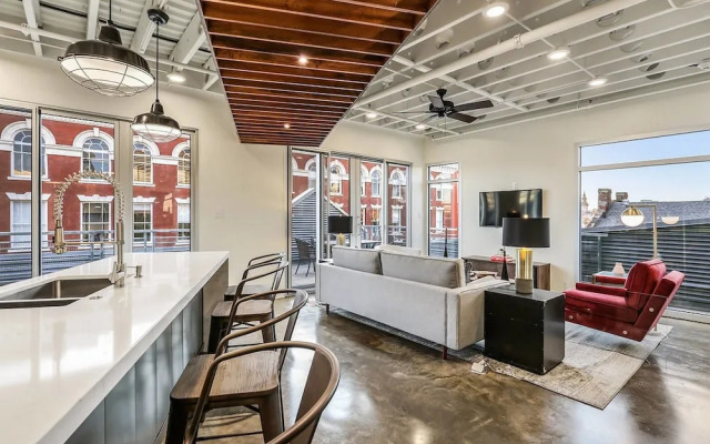 Penthouse 2br/2ba in Warehouse Dist. by Domio