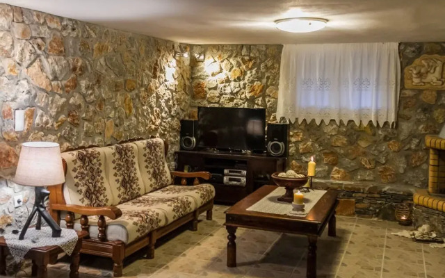 Spacious home with garden in Marathonas