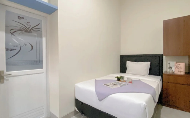 Neat And Comfy Studio (No Kitchen) At Celebrity Mansion – Guest Rooms – Bekasi