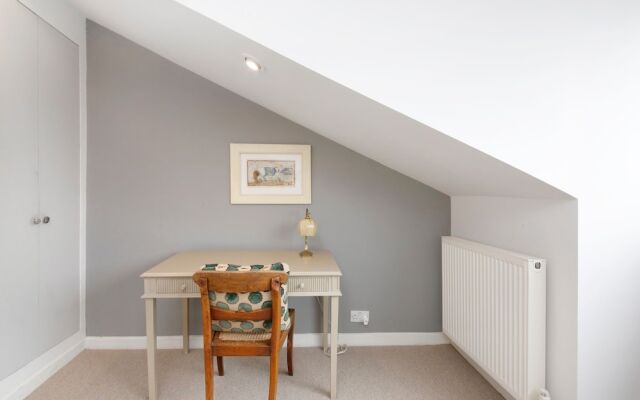 3 Bedroom Notting Hill House With Balcony