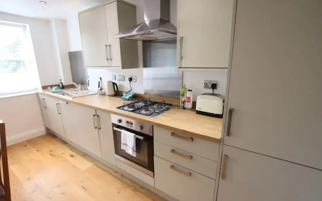 Charming Flat With Private Patio in Clifton