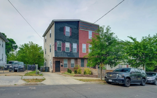 5 Mi to US Capitol: Washington DC Townhome