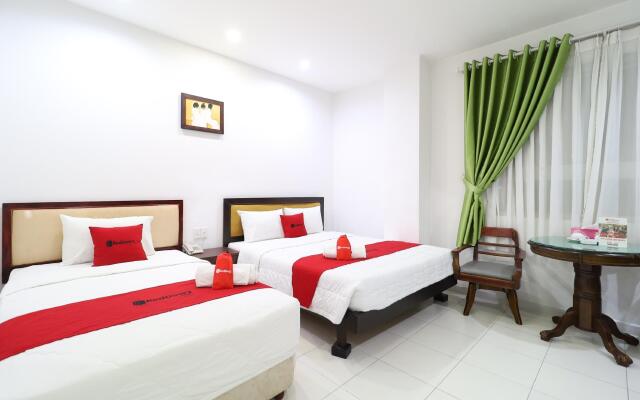 RedDoorz Plus near Hoang Van Thu Park 1