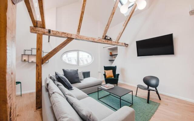 Big Design Apt - Sleeps 12 - Best Location