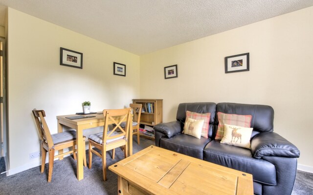 Grassmarket Apartment with Castle View