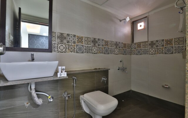 OYO 27930 Hotel Dev Palace