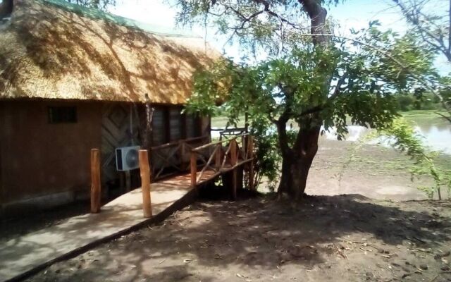 Mophy  Budget  Safari  Lagoon  Camp