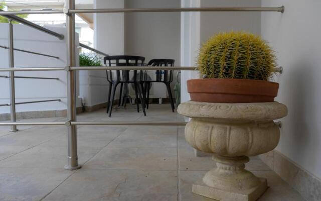 Garden Apartment next to the Mall -Private Parking