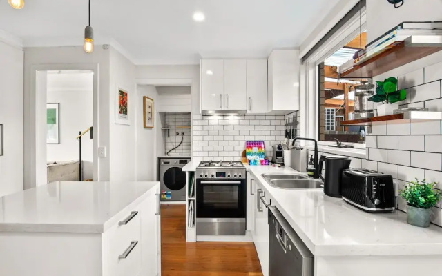 Family Friendly 3-bed With Courtyard & Parking
