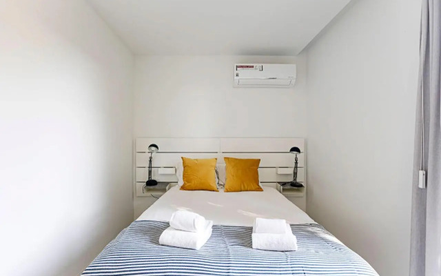 Stylish Flat W/ Gym & Parking by LovelyStay