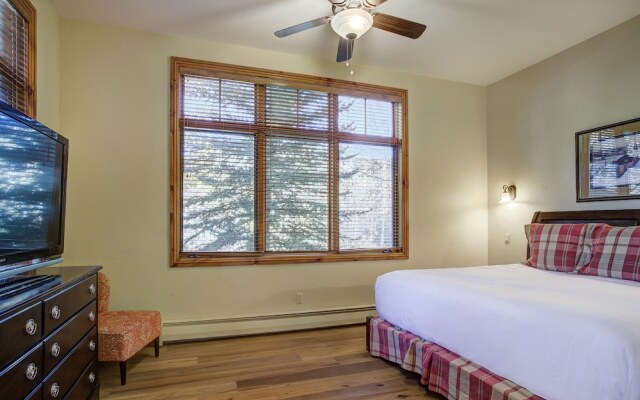 Cozy & Central Arrowhead Ge Townhome, 3br, Sleeps 6 3 Bedroom Townhouse by RedAwning