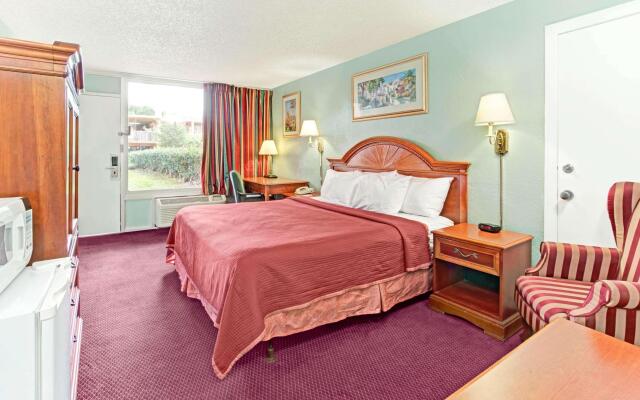 Howard Johnson by Wyndham Tropical Palms Kissimmee