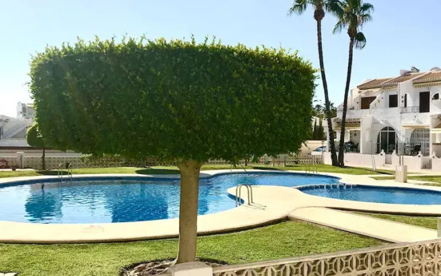 2-bed Apartment 10 min Drive to the Beach!