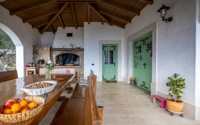 Amazing Pool & Whirlpool Villa Mirna