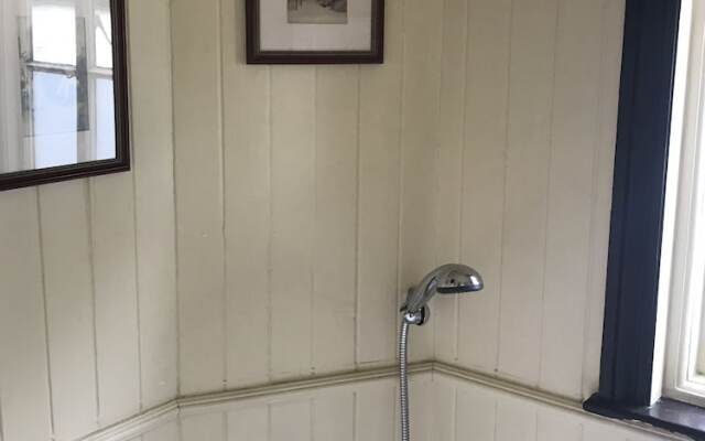 Drewe Arms Bunk Rooms & Church Cottage