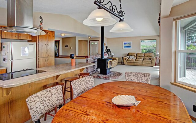 Oceanside Perch 3 Br home by RedAwning