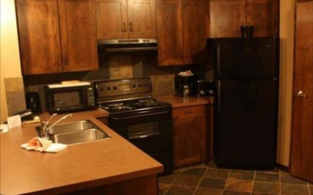 Glacier Mountaineer Lodge
