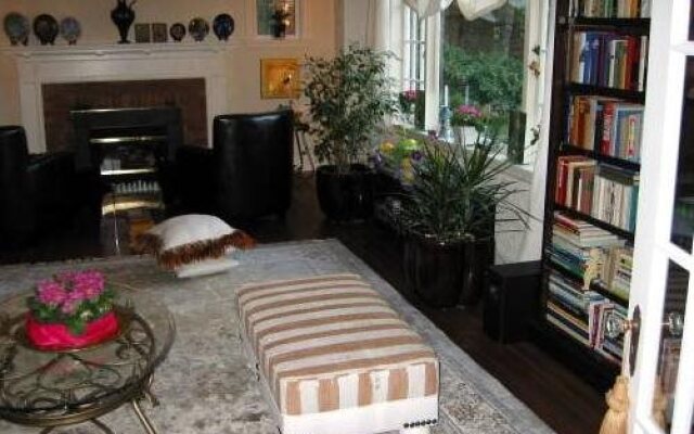 Charm of Qualicum Bed and Breakfast