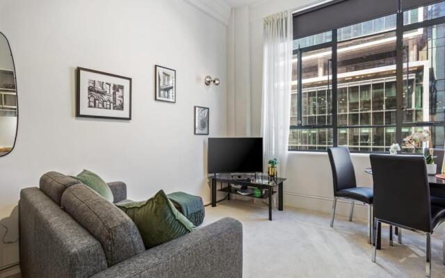 Cosy Central Apartment - Charming Building