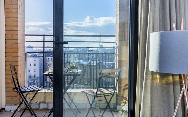 Deluxe Kensington Apartment With Balcony