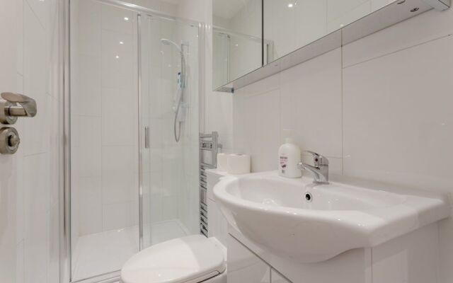 3 Bedroom House In Tooting With Garden