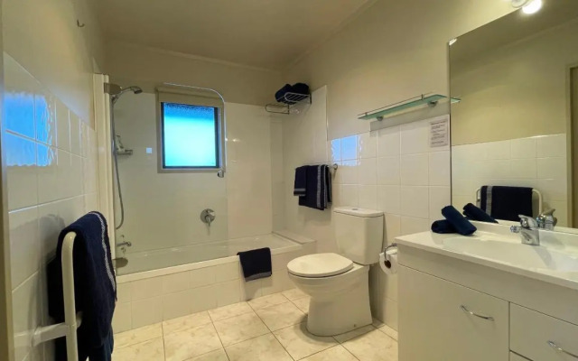 Oceans 8 - Mangawhai Heads Holiday Home