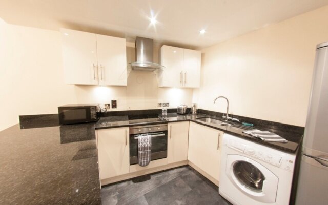Bright, Classy 2BR Riverside Flat for 4